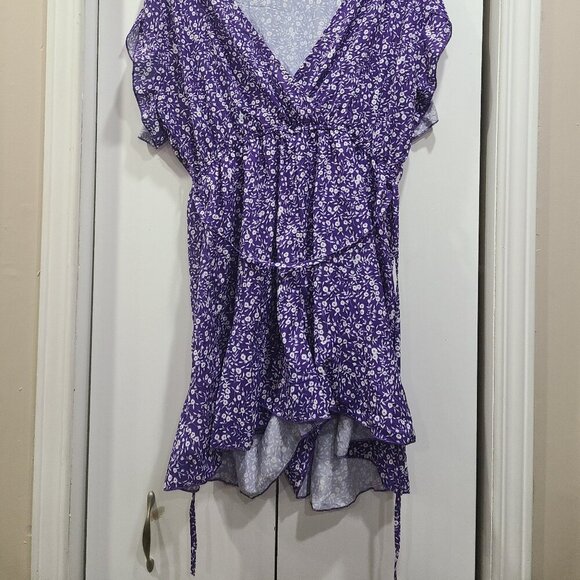 🔥3/$42 w FREE SHIPPING🔥 NWOT purple flower design romper casual v neck - Picture 4 of 4